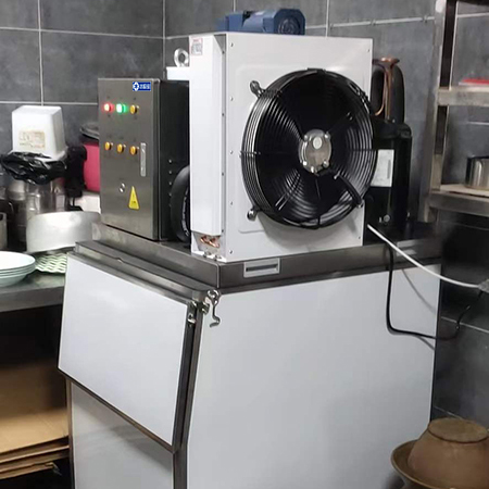 300公斤片冰机交付四川某餐饮店使用